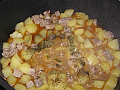 Vorbereiten Kartoffeln mit Fleisch