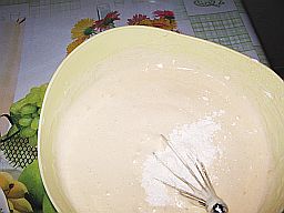 Backrezept. Biskuitteig vorbereiten: 
                Mehl mit einem Schneebesen mischen