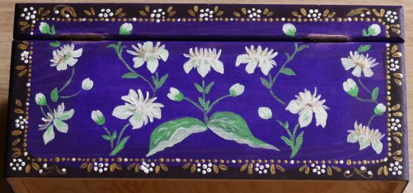 Blumen mit Acryl auf Holzkiste malen